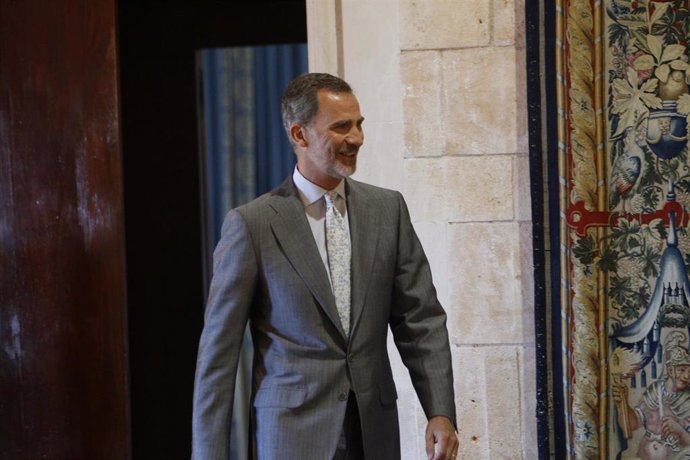 El Rey Felipe VI, a su llegada a la audiencia con la presidenta del Gobierno de las Islas Baleares, Francina Armengol, en la jornada de audiencias con distintas autoridades en el Palacio Real de La Almudaina (Palma de Mallorca).