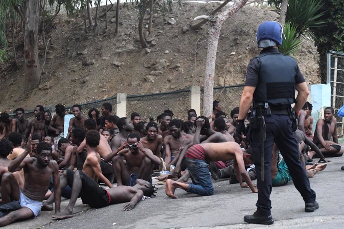 Un total de 153 migrants entren a Ceuta saltant la seva doble tanca en la primera incursió en grup en un any.
