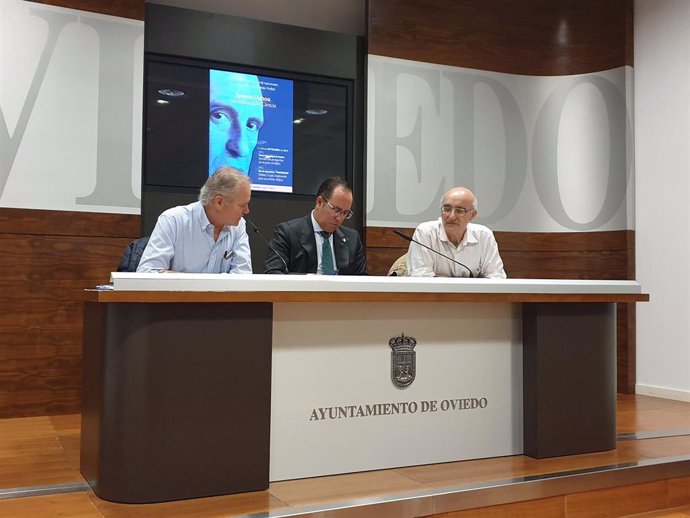 Juan Iglesias, Mario Arias y Juan Méjica durante la presentación de la exposición.