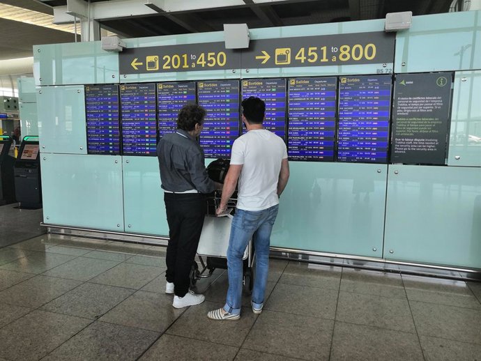 Passatgers en l'Aeroport de Barcelona-El Prat en una nova jornada de vaga del personal de terra d'Iberia