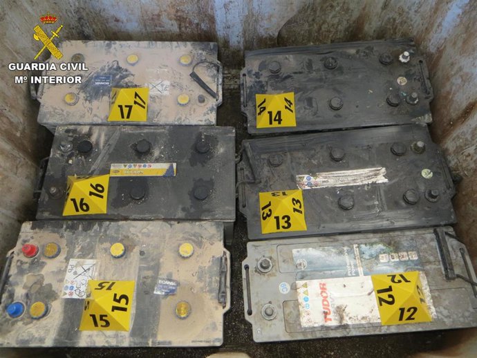 Baterías de camiones recuepradas por la Guardia Civil en Burriana (Castellón)