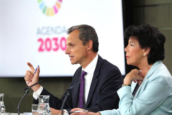 La portavoz del Gobierno y ministra de Educación en funciones, Isabel Celaá y el ministro de Ciencia y Universidades en funciones, Pedro Duque, durante la rueda de prensa posterior al Consejo de Ministros en La Moncloa.