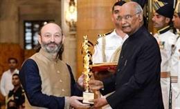 El presidente indio, Ram Nath Kovind, entrega el premio al director de Programas de la Fundación Vicente Ferrer, Moncho Ferrer