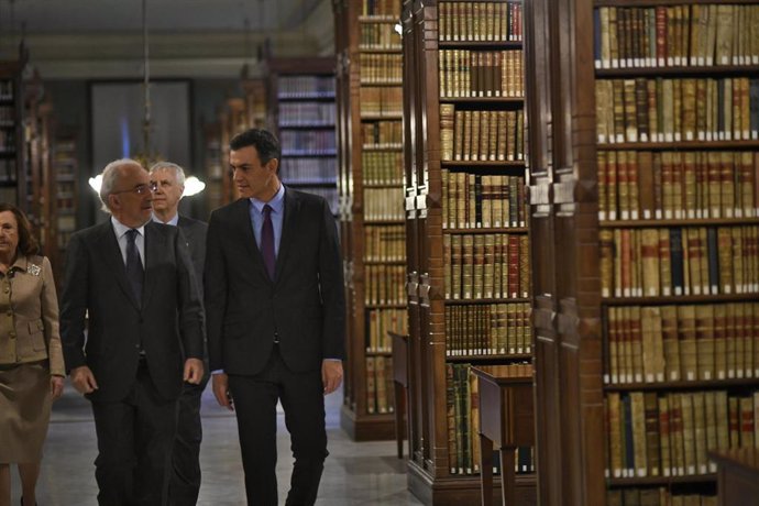 El director de la Real Academia Española, Santiago Muñoz Machado, acompaña al presidente del Gobierno, Pedro Sánchez, en su visita a la RAE.