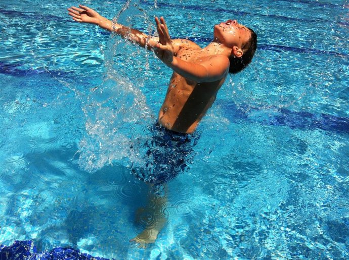 Recursos de gente en una piscina olímpica