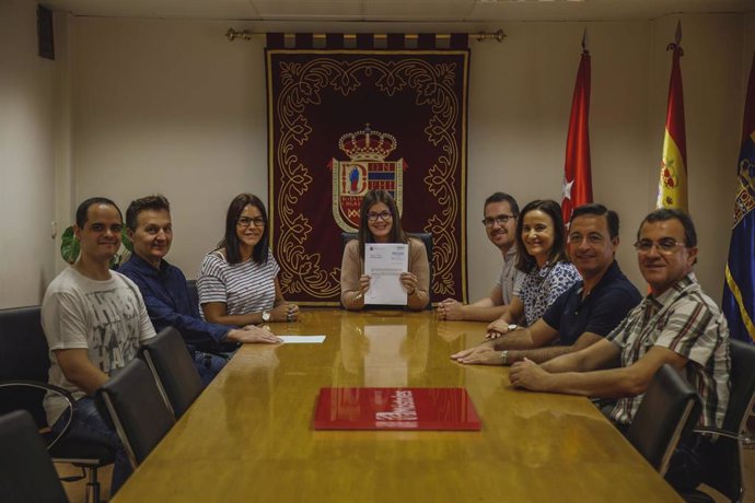 La alcaldesa de Móstoles muestra el documento que declara a las Fiestas del 2 de Mayo de Interés Turístico Nacional.