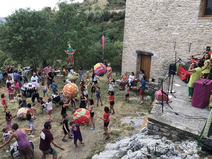 Jolgorio de niños con una actuacion de títeres