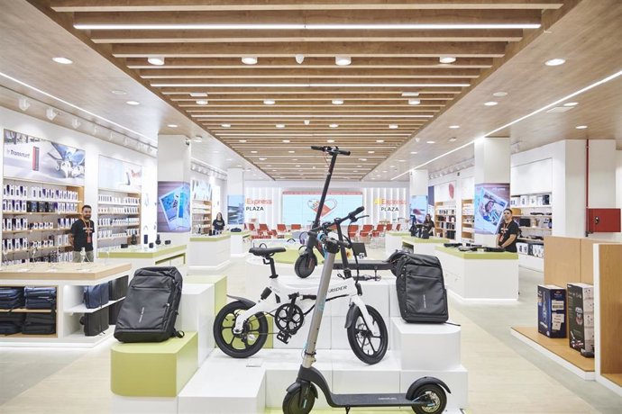 Interior de la tienda AliExpress Plaza  ubicada en el Centro Comercial Intu Xanadú