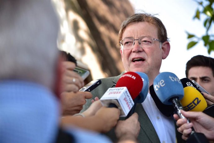 El presidente de la Generalitat Valenciana, Ximo Puig, atiende a los medios de comunicación tras el encuentro con empresarios en Valencia
