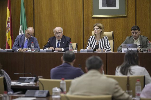 Sesión extraordinaria de la Comisión de Salud y Familias. Comparece el consejero de Salud y familias, Jesús Aguirre (2i) para abordar el tema del brote de listeriosis. En el Parlamento de Andalucía.