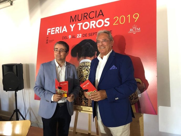 El concejal de Cultura y Recuperación de Patrimonio, Jesús Pacheco, junto al presidente del Club Taurino de Murcia, Alfonso Avilés