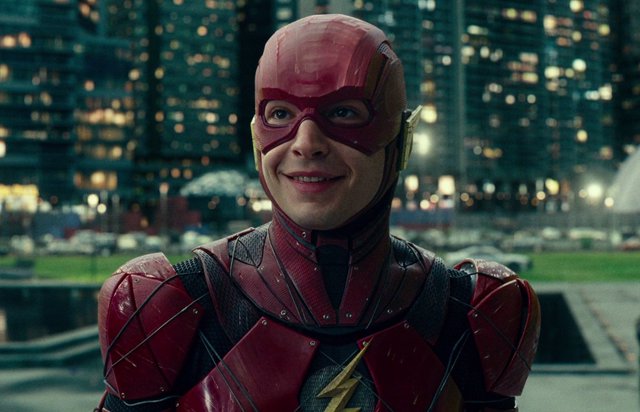 Ezra Miller encarnando a Flash en un fotograma de La Liga de la Justicia