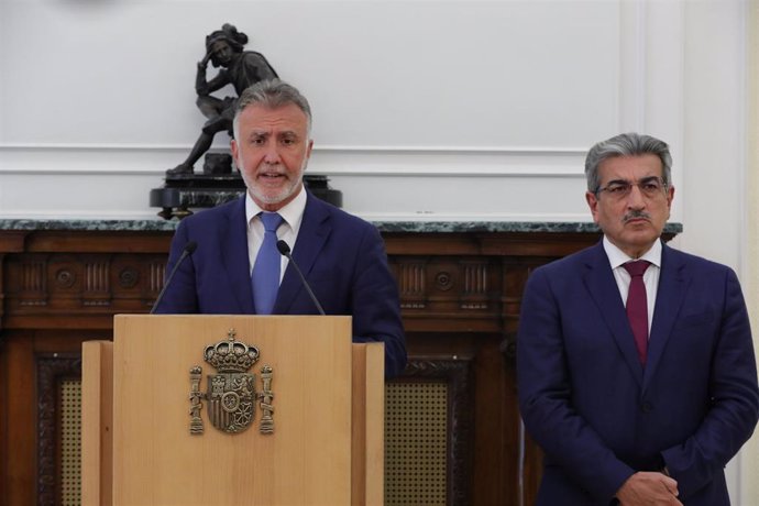 (I-D) El presidente del Gobierno de Canarias, Ángel Víctor Torres y el vicepresidente del Gobierno de Canarias, Román Rodríguez, durante la rueda de prensa en el ministerio de Hacienda.