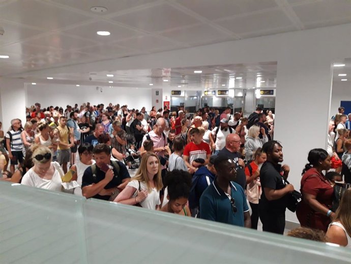 Colas en el control de pasaportes del aeropuerto de Palma.