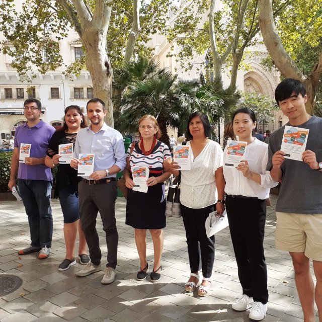 Presentación del folleto con la oferta de cursos de catalán en Palma