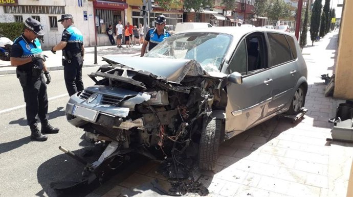 Vehículo accidentado en la Carretera Rueda.