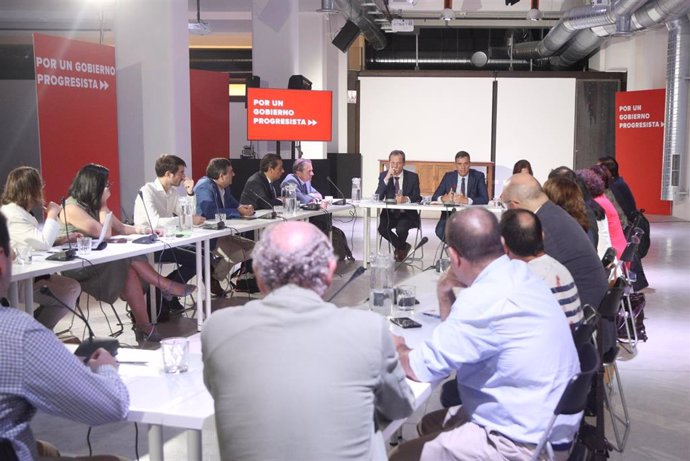 El presidente del Gobierno en funciones, Pedro Sánchez, en la reunión con representantes de la universidad.