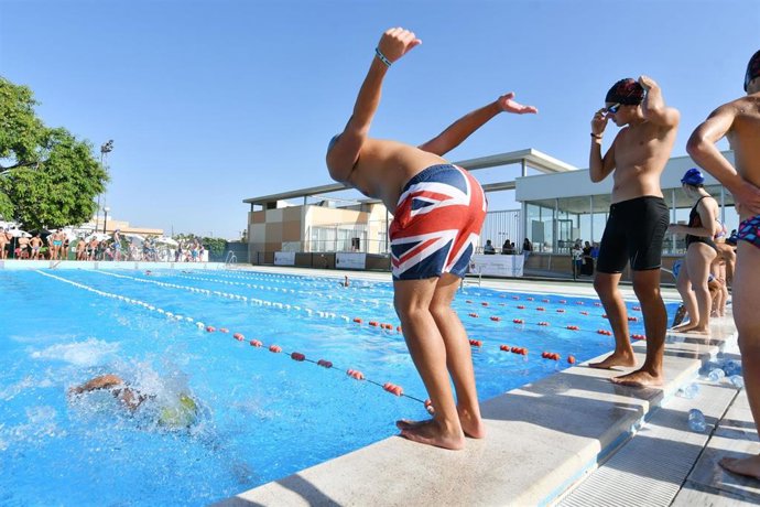 Más de 300 nadadores de cinco municipios del Aljarafe participan en Tomares en la competición 6 Horas de Natación Ciudad de Tomares