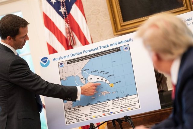 El presidente de EEUU, Donald Trump, observa la evolución del huracán 'Dorian'