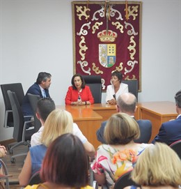 La ministra de Defensa, Margarita Robles, durante su visita a Gavilanes (Ávila)  para interesarse por la situación tras el incendio vivido por esta localidad este verano.