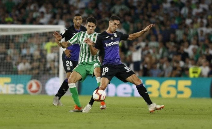 Marc Bartra pelea un balón con Sabin Merino en un Betis - Leganés