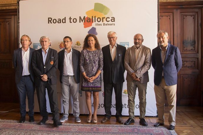 La presidenta del Consell de Mallorca, Catalina Cladera (centro), en la presentación del torneo de Golf Challenge Tour, que disputará su final en Mallorca