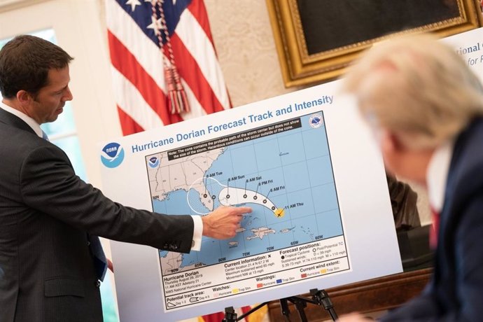El president d'EUA, Donald Trump, observa l'evolució de l'hurac 'Dorian'