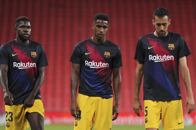 Junior Firpo rodeado de Umitti y Sergio Busquets