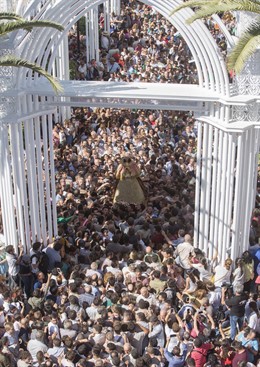 Venida de La Virgen del Rocío 2019. La Virgen del Rocío recorre las calles de Almonte.