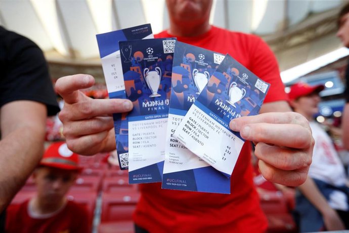 Un aficionado del Liverpool con las entradas de la final de la Champions 2019