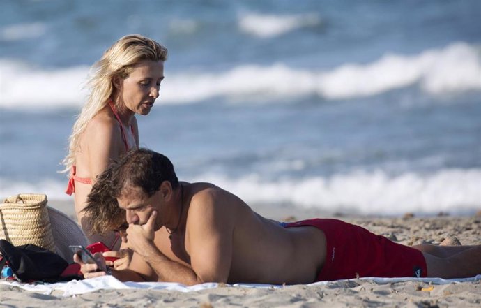 Cayetana Guillén Cuervo y su marido, una familia feliz en Ibiza