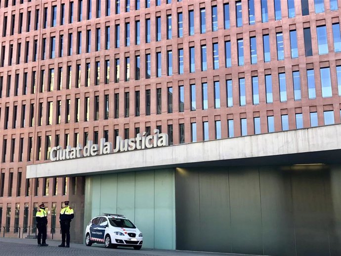 Agentes de Mossos d'Esquadra vigilando la Ciutat de la Justícia de Barcelona.