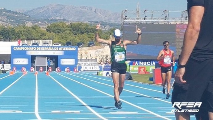 Álvaro Martín celebra su victoria en el Campeonato de España de 10 Km marcha