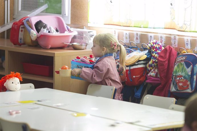 Una niña juega en un colegio madrileño.