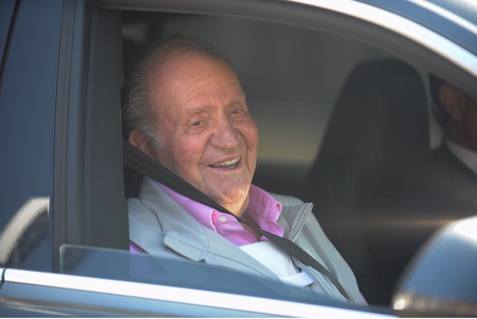 Foto del Rey don Juan Carlos saliendo del hospital 