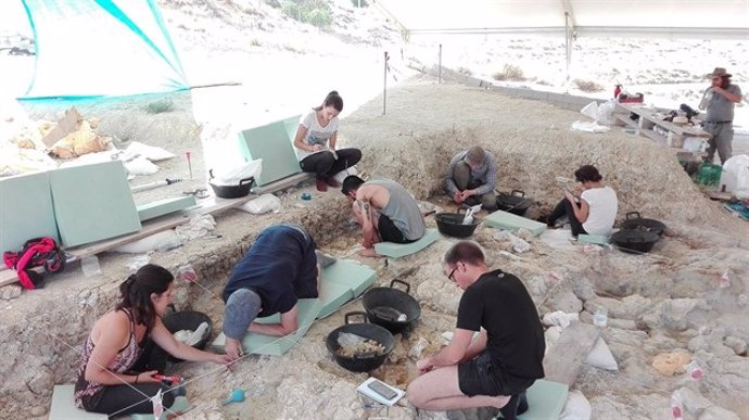 Investigadores que han trabajado en el yacimiento de Fuente Nueva 3, en Orce, en el norte de la provincia de Granada