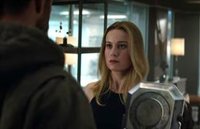 Brie Larson (Capitana Marvel) levanta el martillo de Thor y Natalie Portman toma cartas en el asunto