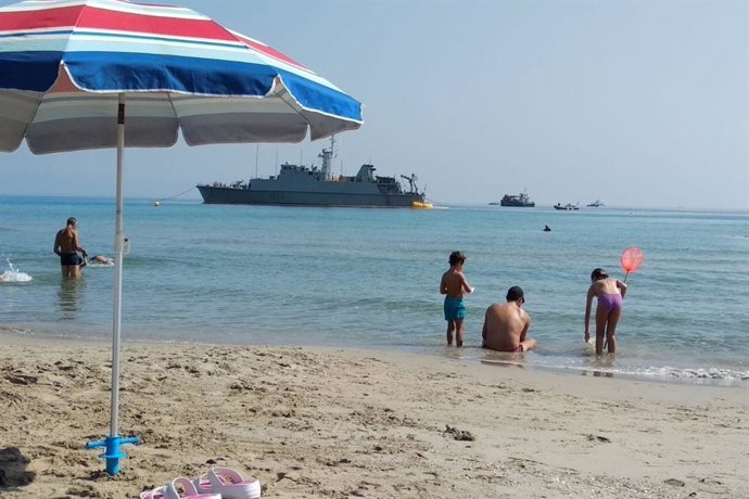 Playa de La Manga del Mar Menor en donde permanece encallado el cazaminas 'Turia'