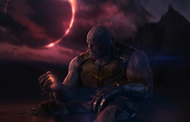 Thanos con la Gema del Alma en Vengadores: Infinity War