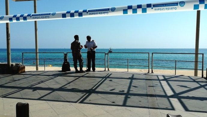 Efectius de l'Armada a Badalona (Barcelona) per un artefacte sospitós trobat a la platja.
