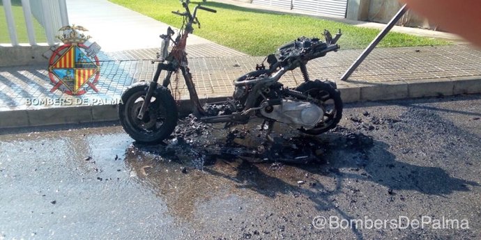 Imagen de la moto calcinada en Palma.