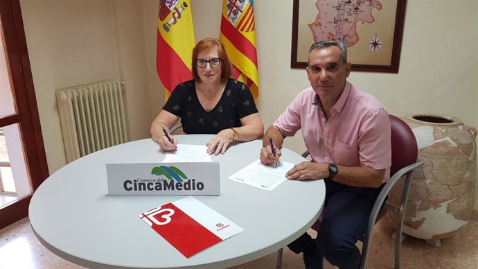 Firma de acuerdo entre la Comarca de Cinca Medio y Cáritas.