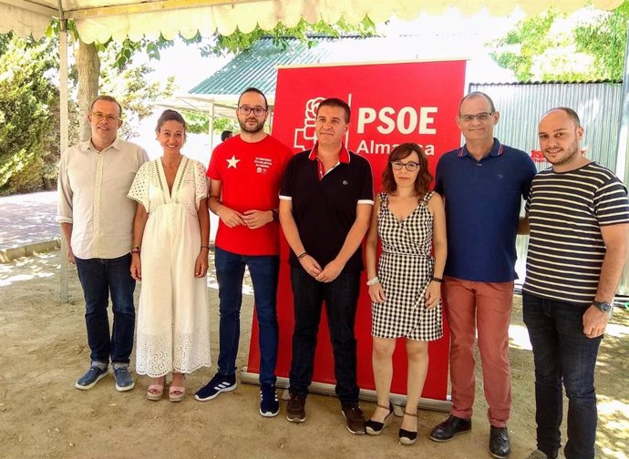 El secretario provincial del PSOE en Albacete, Santiago Cabañero, visita las fiestas de Almansa