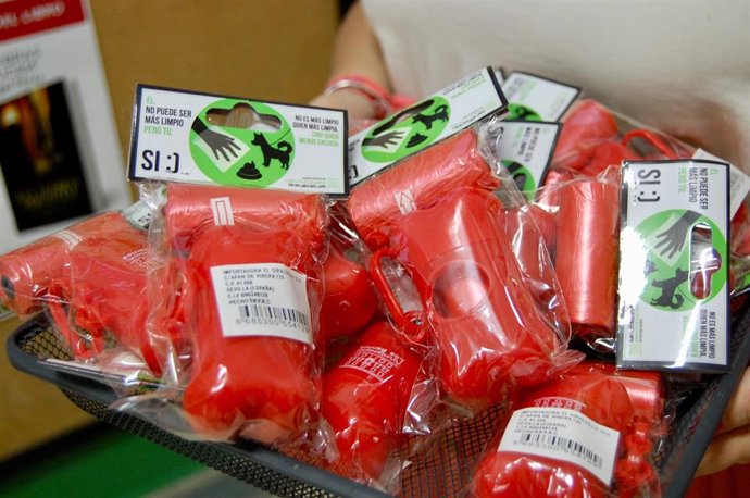 Dispensadores de bolsas para heces de perro