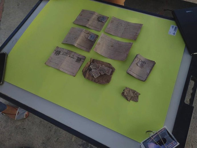 Postales halladas entre los restos de Francisco, que han permitido localizar a la familia