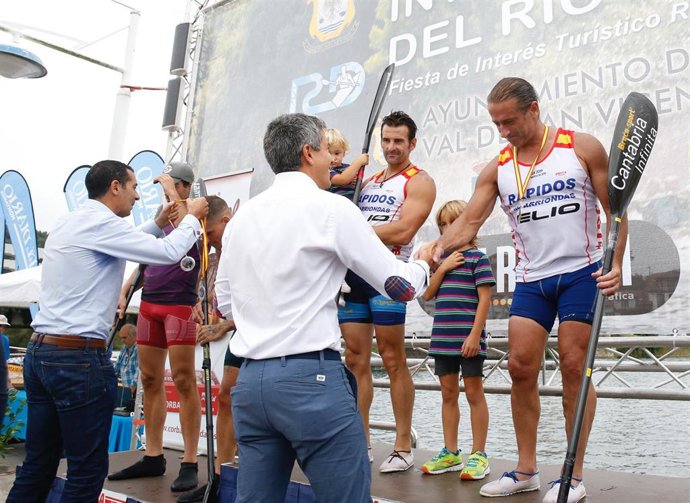 El vicepresidente de Cantabria, Pablo Zuloaga, ha presenciado hoy la salida de la 49 edición del Descenso Internacional del Deva