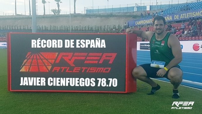 Javier Cienfuegos, posa junto a la marca de su nuevo récord nacional
