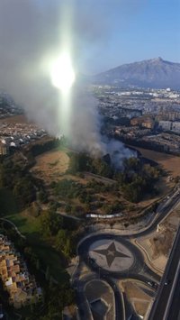 Movilizado de nuevo el Infoca por otro incendio en terreno urbano en Marbella (Málaga)