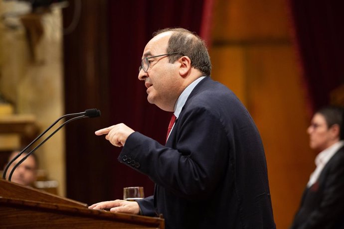 El primer secretari del PSC, Miquel Iceta, intervé des de la tribuna en una sessió del Parlament de Catalunya. Foto d'arxiu