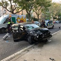 Detenido en Sevilla un varón tras huir de la Policía y resultar herido al chocar con varios vehículos estacionados